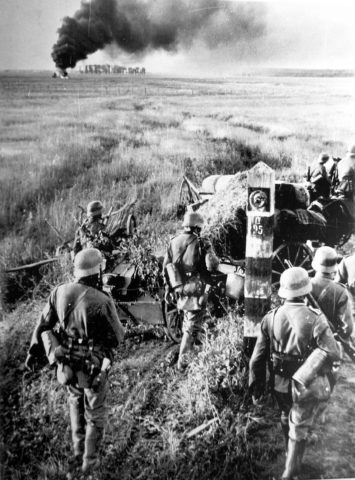 German-troops-crossing-the Soviet