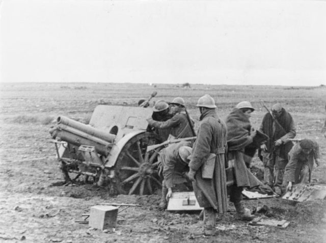 Italian-troops-manning-a 10cm-howitzer