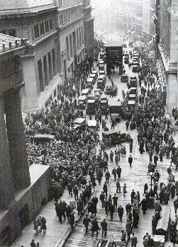 Crowd-gathering-after-the-wall-street-crash-of-1929